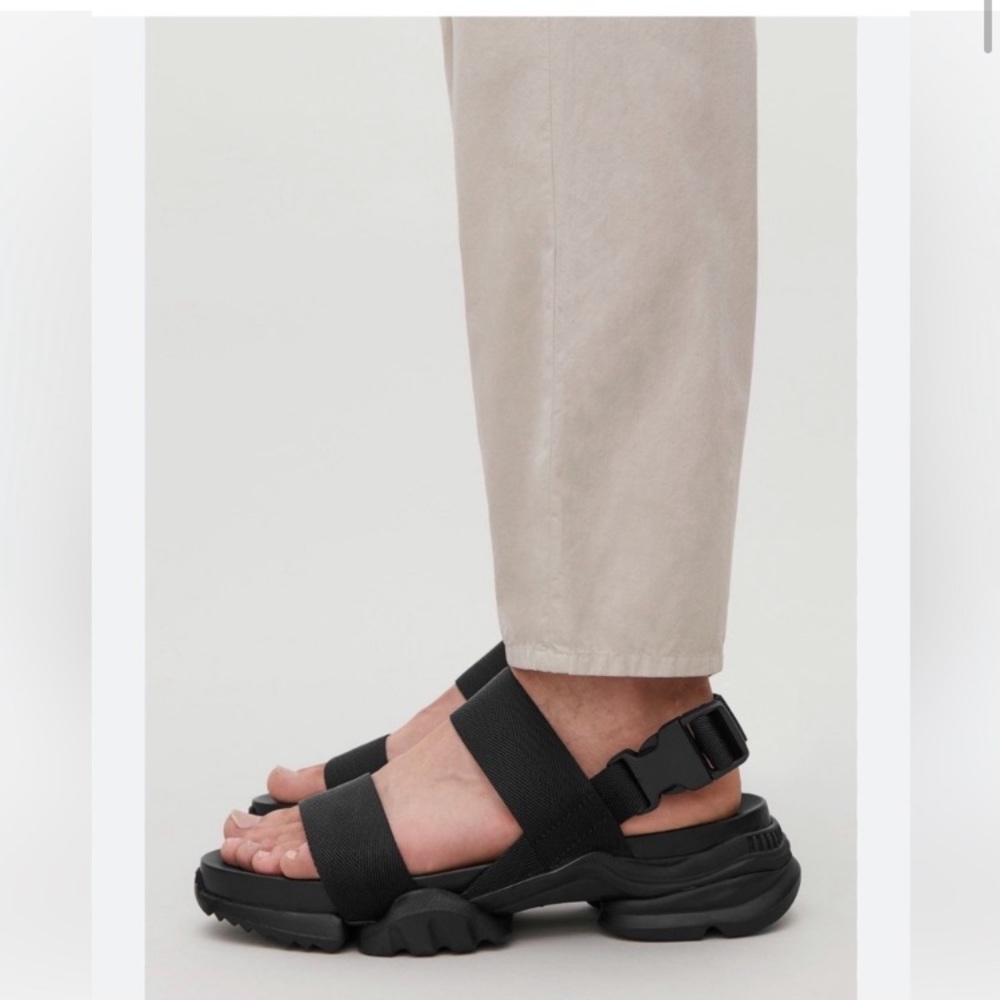 COS Men's Chunky Sole SeatBelt Strap Buckle Sandal Size 10 BLACK Minimalist